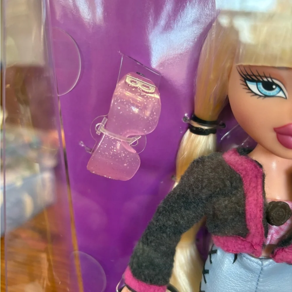 BRATZ GOIN’ OUT! CLOE DOLL NIB